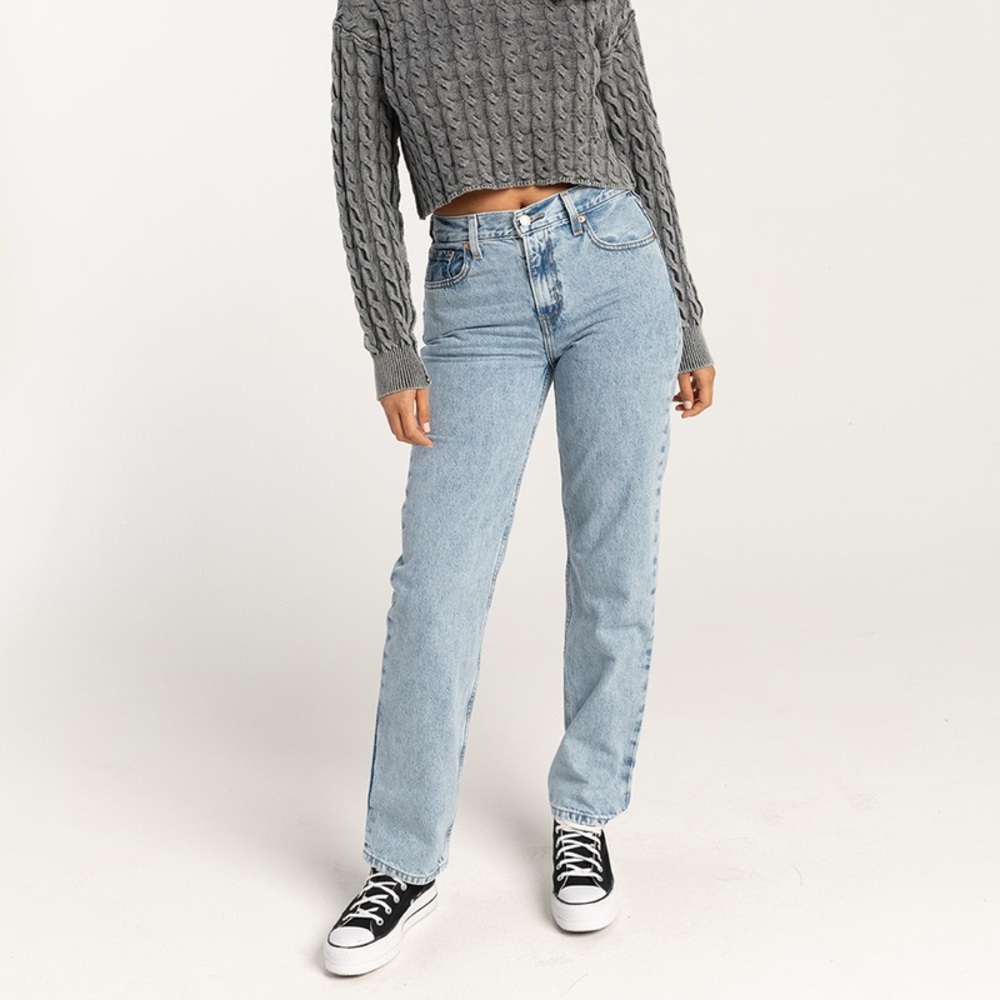 LIKE NEW - Levis Womens Low Pro Straight Jeans